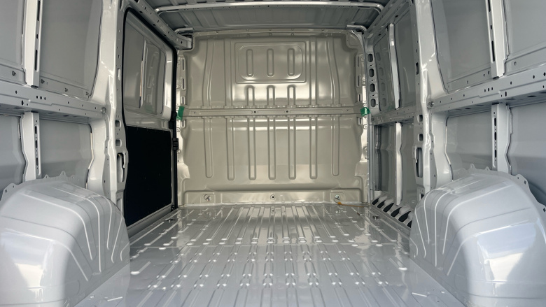 Peugeot Boxer 3500 L2 Diesel 2.2 BlueHDi 140 H1 Van Professional